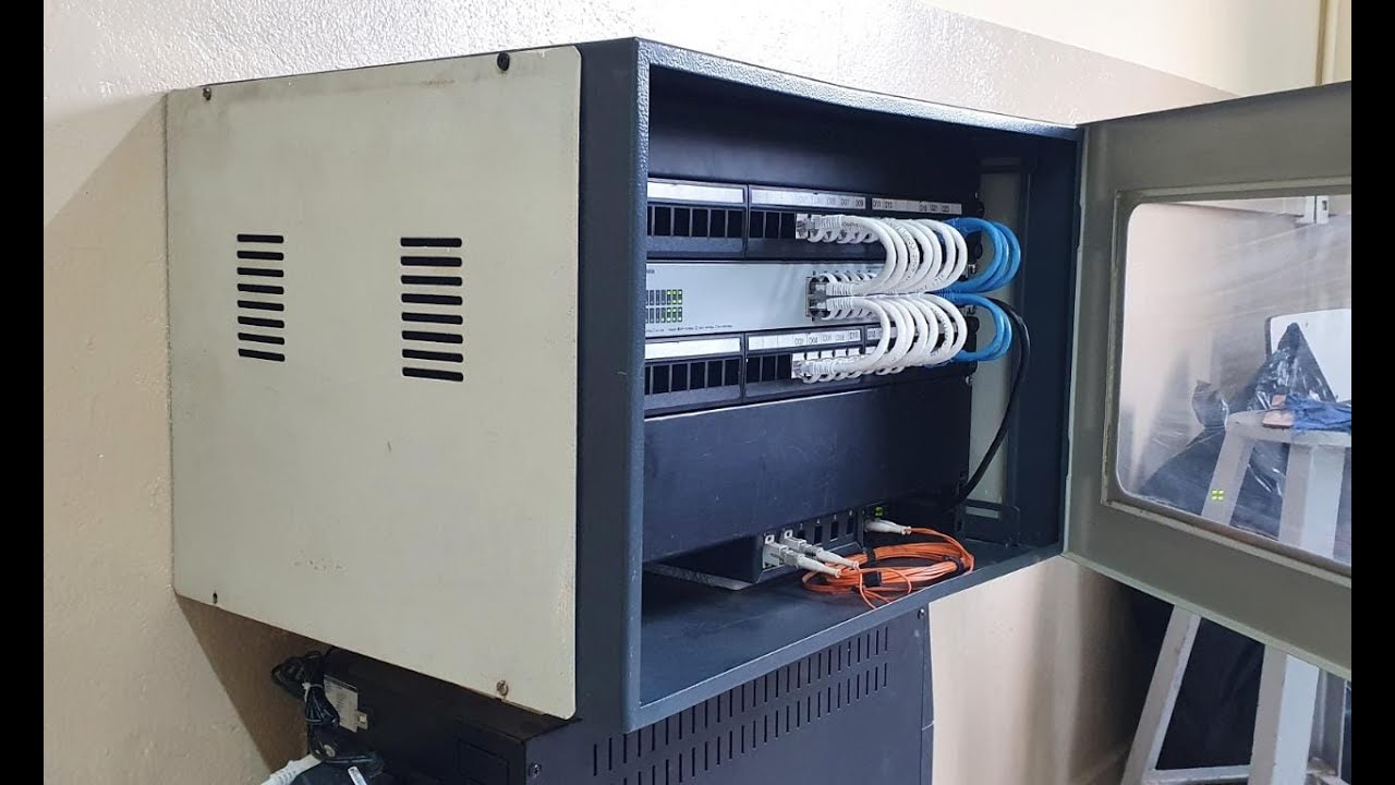 Central organizada e cabeamento limpo