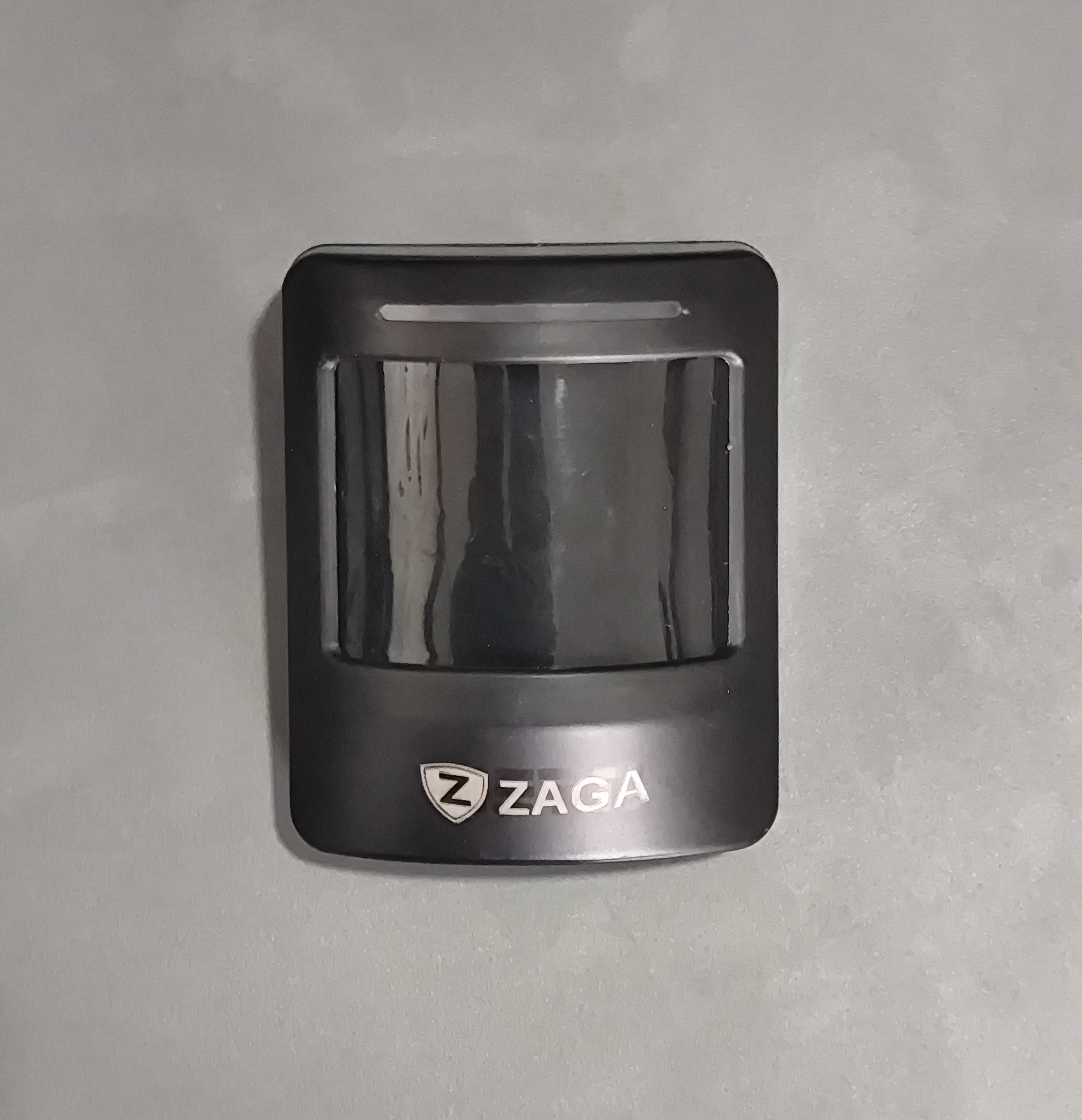 Sensor de presença instalado com acabamento